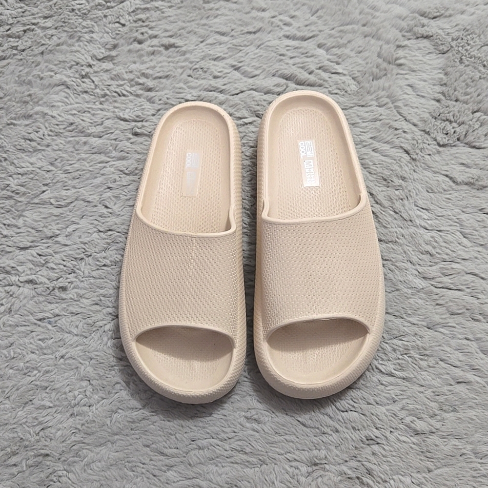 32 Degrees beige soft rubber slip on slides size 7.5